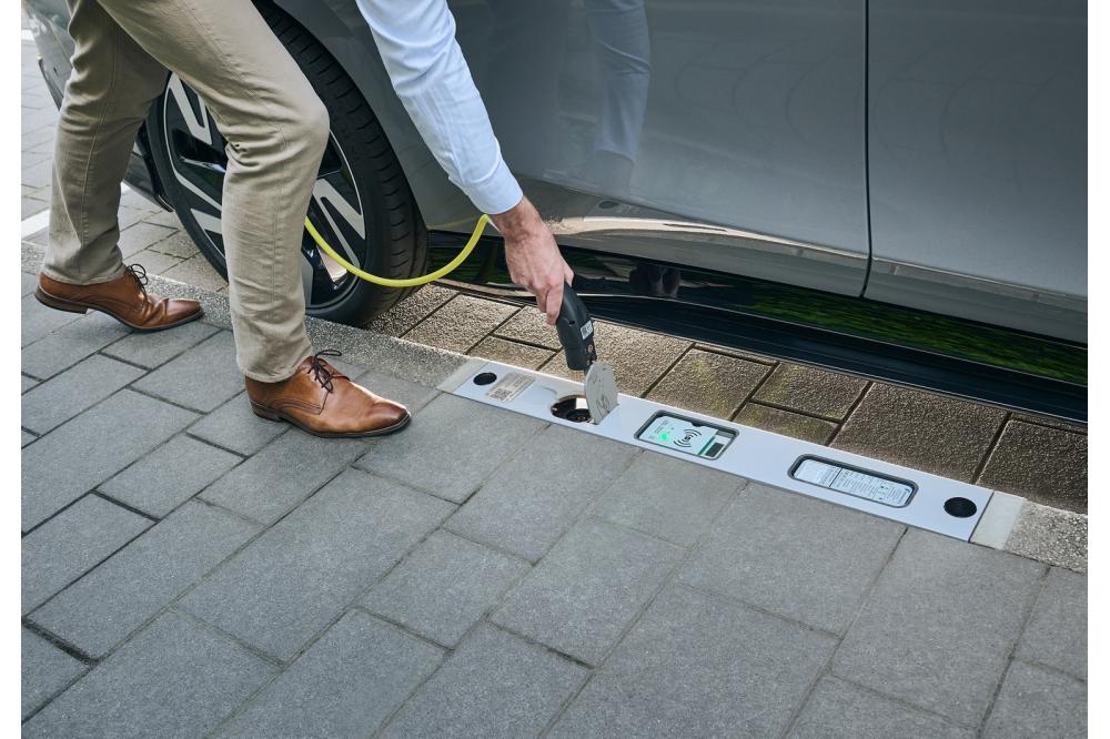 Platzsparende Ladeinfrastruktur durch Ladebordsteine